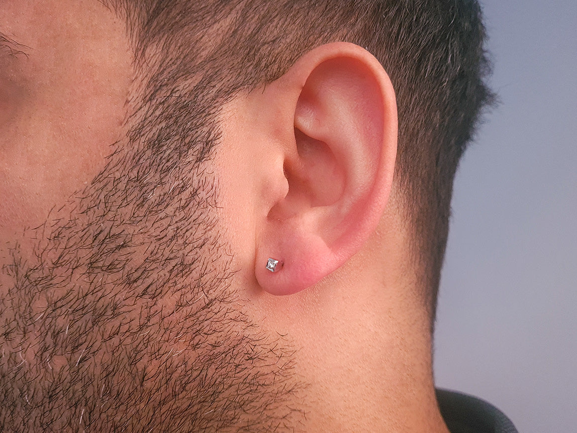 Boucle d'oreille homme solitaire diamant 0,02 carat en or blanc 14 carats