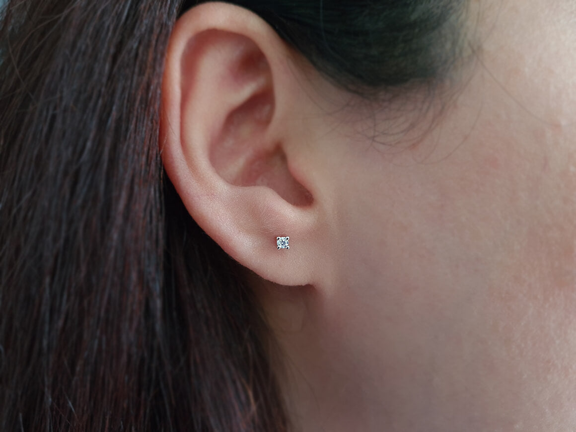 0,08 Karat Diamant Solitär Ohrringe - handgefertigter Diamantschmuck aus Feingold | Sirius Diamant