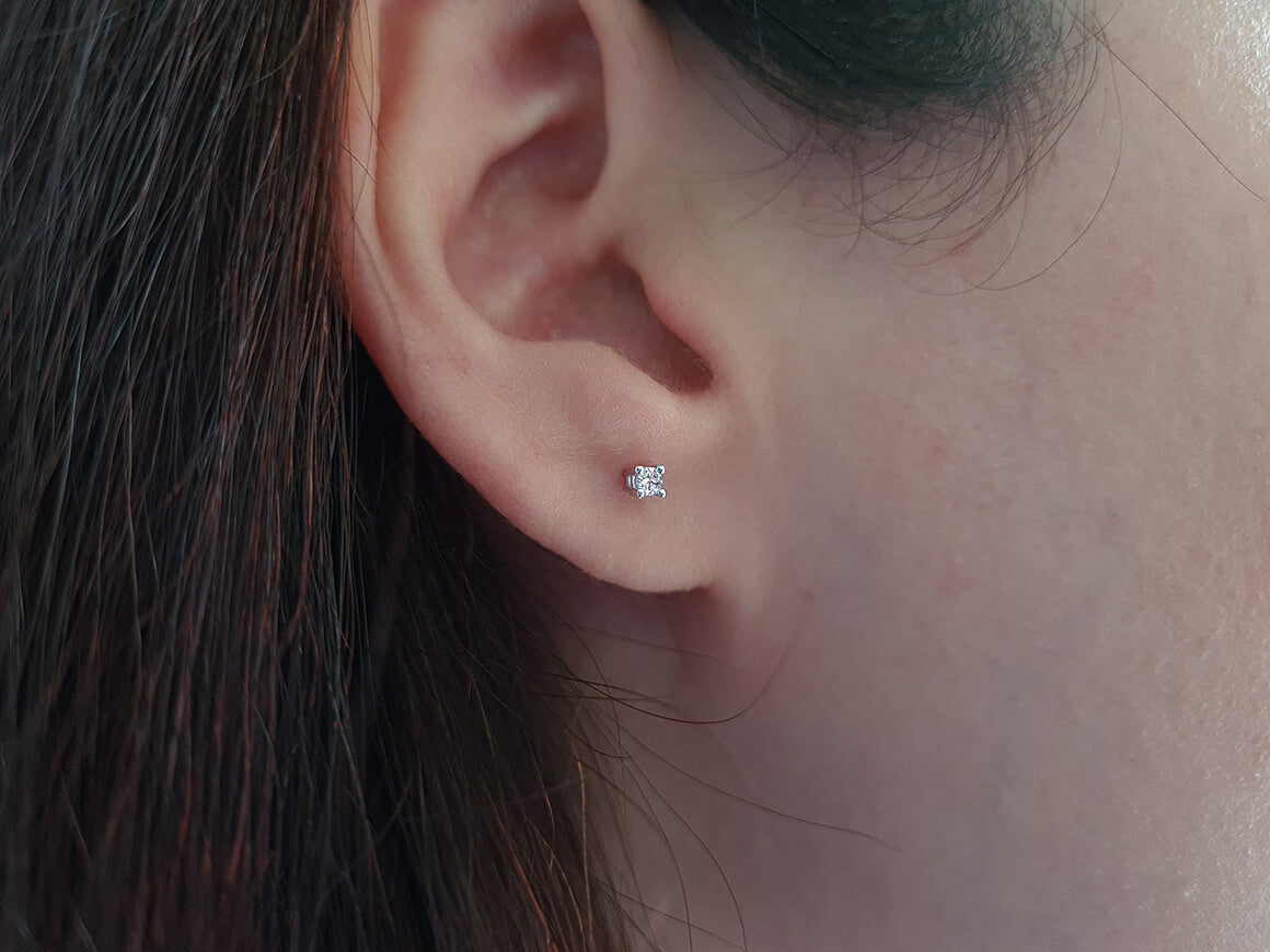 0,08 Karat Diamant Solitär Ohrringe - handgefertigter Diamantschmuck aus Feingold | Sirius Diamant