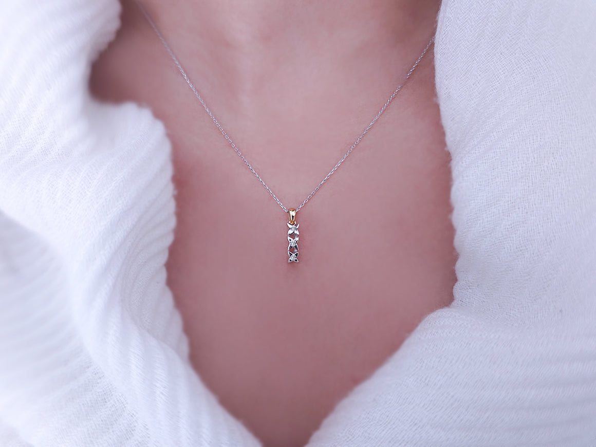 0,11 Karat Diamant-Tria-Halskette - handgefertigter Diamantschmuck aus Feingold | Sirius Diamant