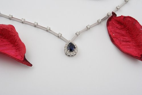 Collier mit Saphir und Diamanten in 585 Weißgold - handgefertigter Diamantschmuck aus Feingold | Sirius Diamant