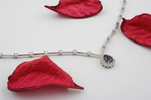 Collier mit Saphir und Diamanten in 585 Weißgold - handgefertigter Diamantschmuck aus Feingold | Sirius Diamant