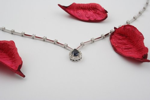 Collier mit Saphir und Diamanten in 585 Weißgold
