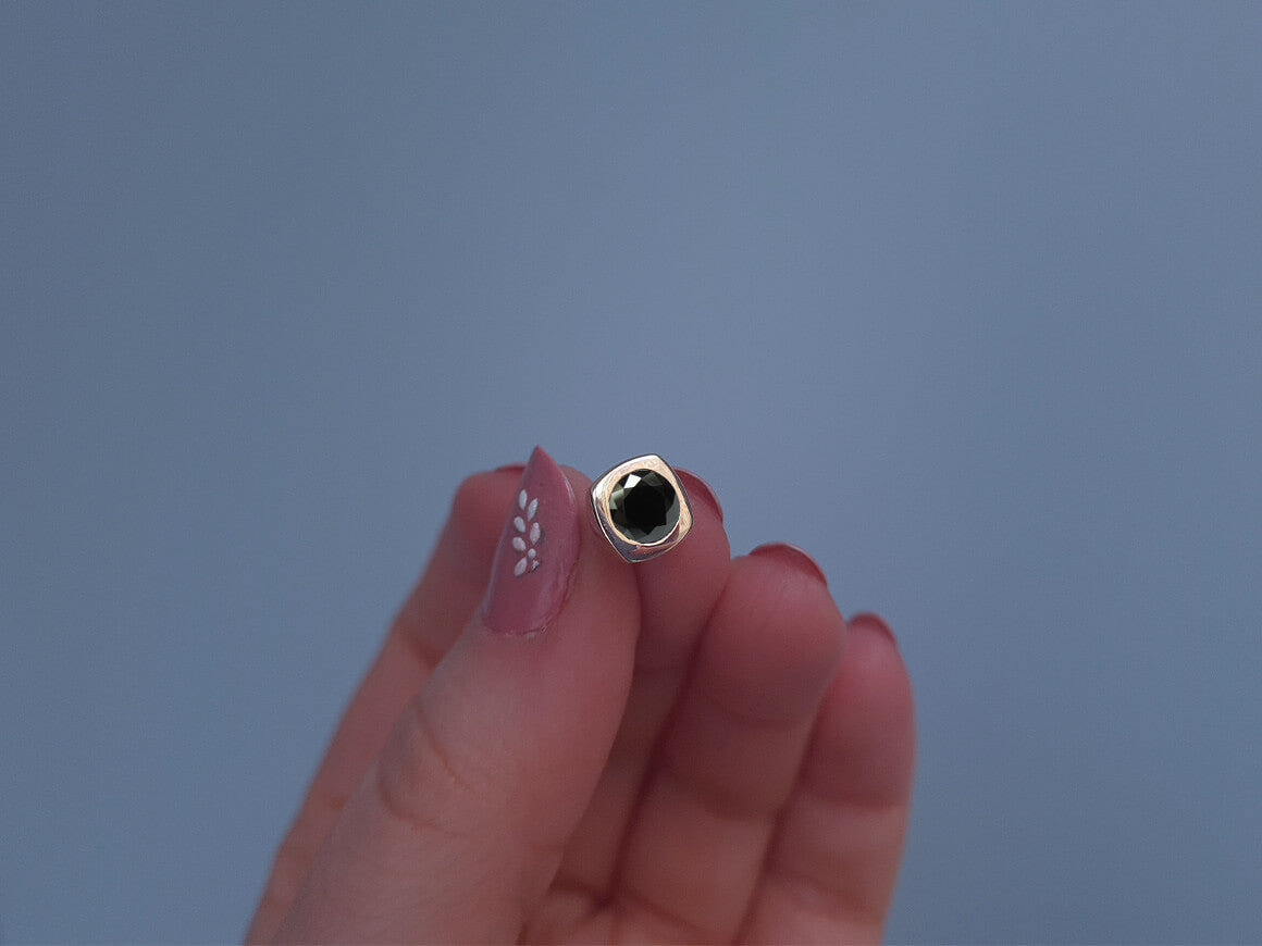 schwarzer Diamant Ohrstecker in 14k Gelbgold - handgefertigter Diamantschmuck aus Feingold | Sirius Diamant