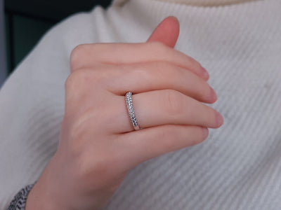 Alliance demi-ronde en or blanc 14 carats avec trois rangées de diamants de 0,41 carat