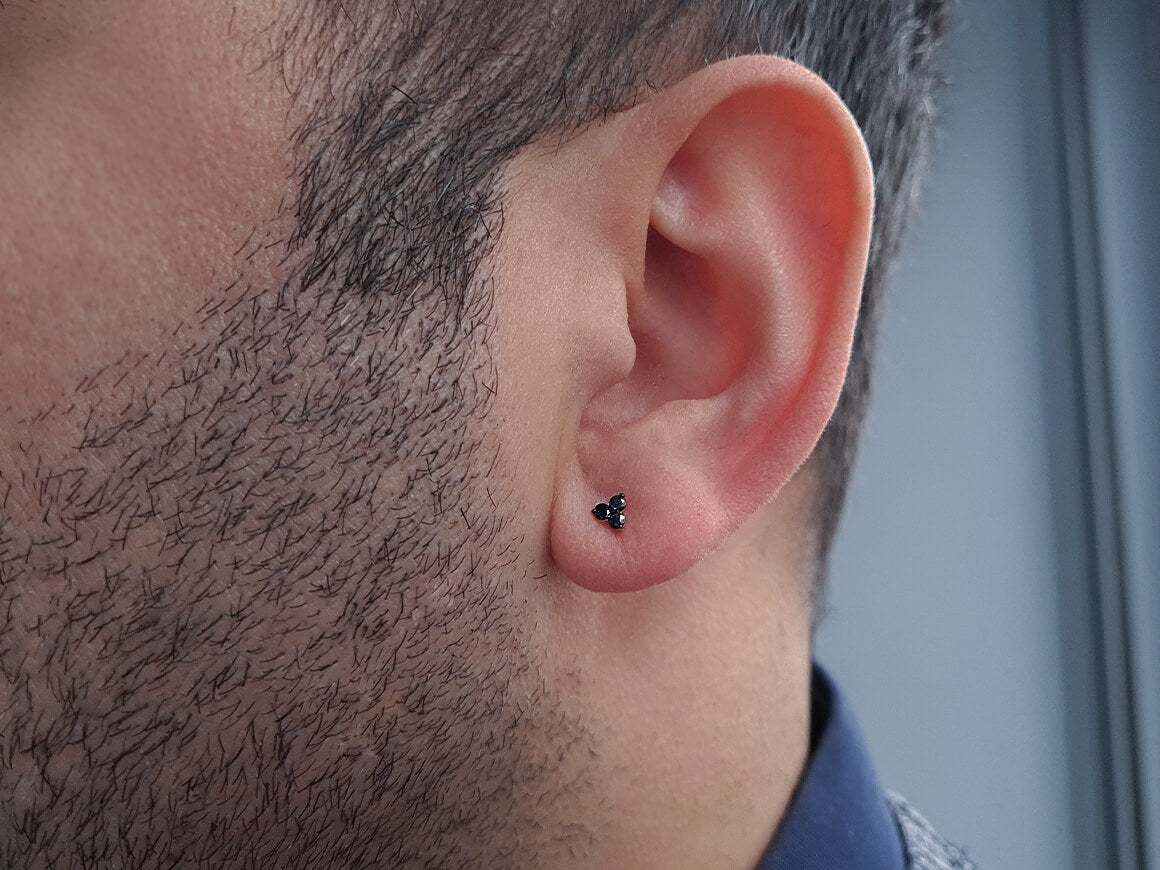Schwarz Diamant Herren Ohrstecker in 585er 14K Weißgold Tria 3-Stein Dreieck - handgefertigter Diamantschmuck aus Feingold | Sirius Diamant