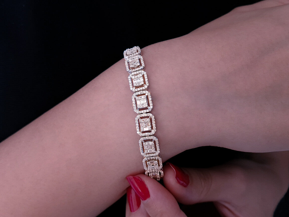 Bracelet tennis en or blanc 14 carats avec diamants baguettes d'un total de 3,57 carats 
