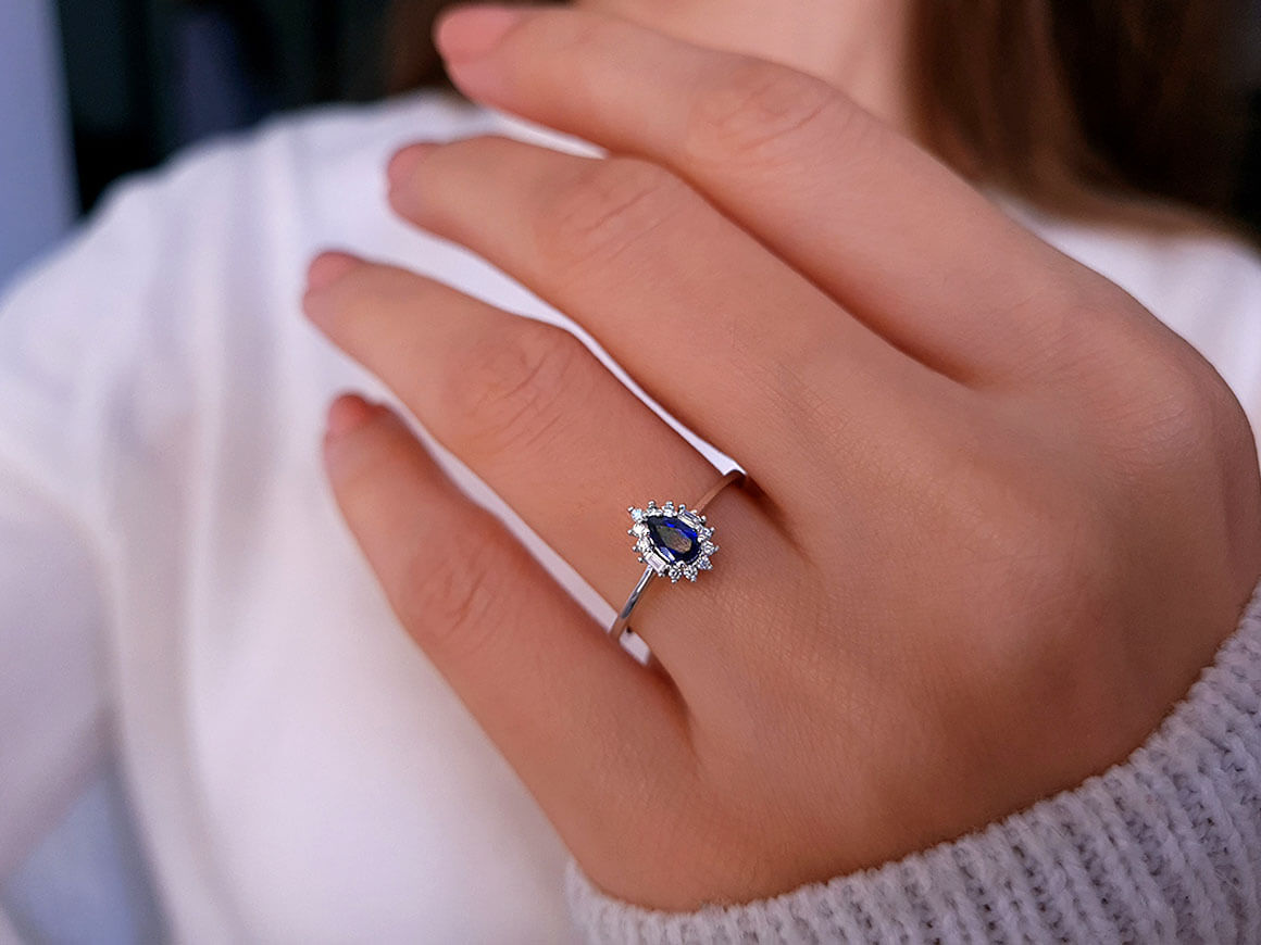 Bague en diamant baguette et saphir poire