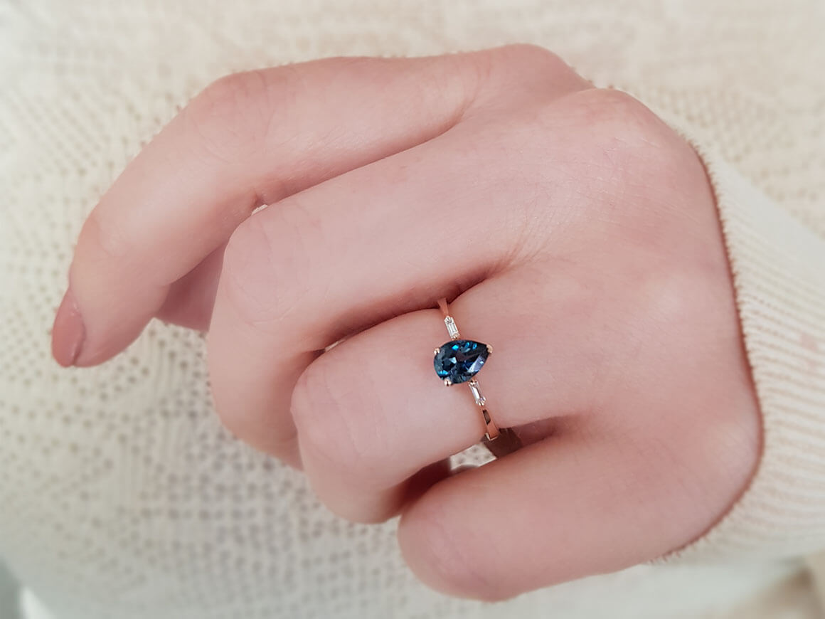 Bague en diamant baguette et topaze bleue de Londres 
