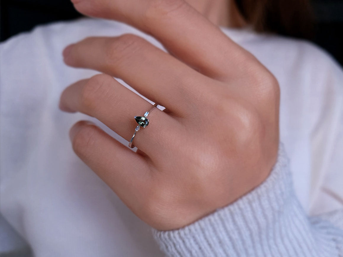 Bague en diamant baguette et saphir vert 