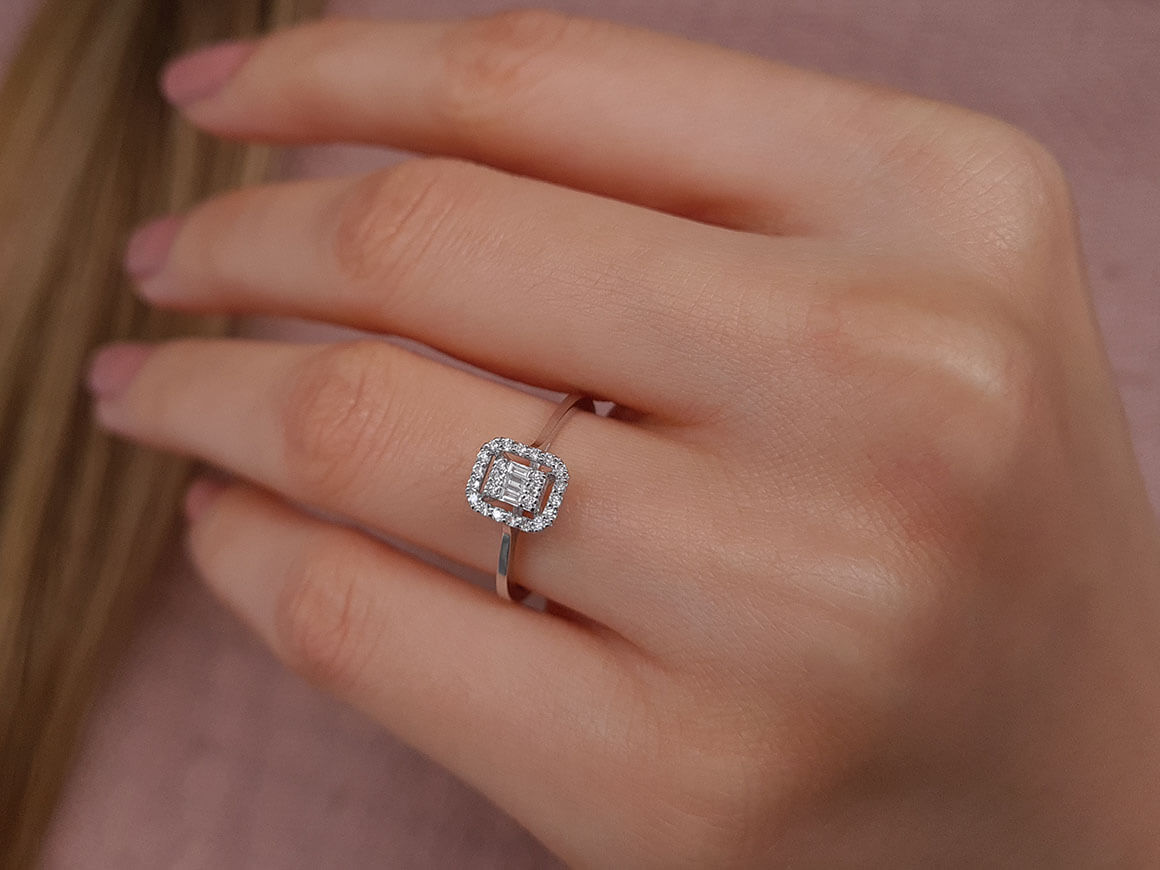 Bague en diamant baguette de 0,16 carat couleur F