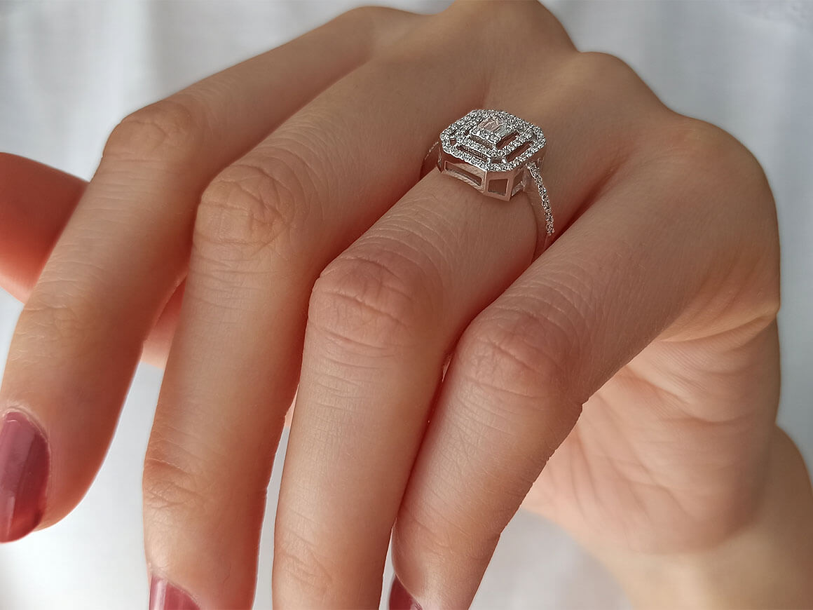 F Color 0.43 Carat Baguette Diamond Ring