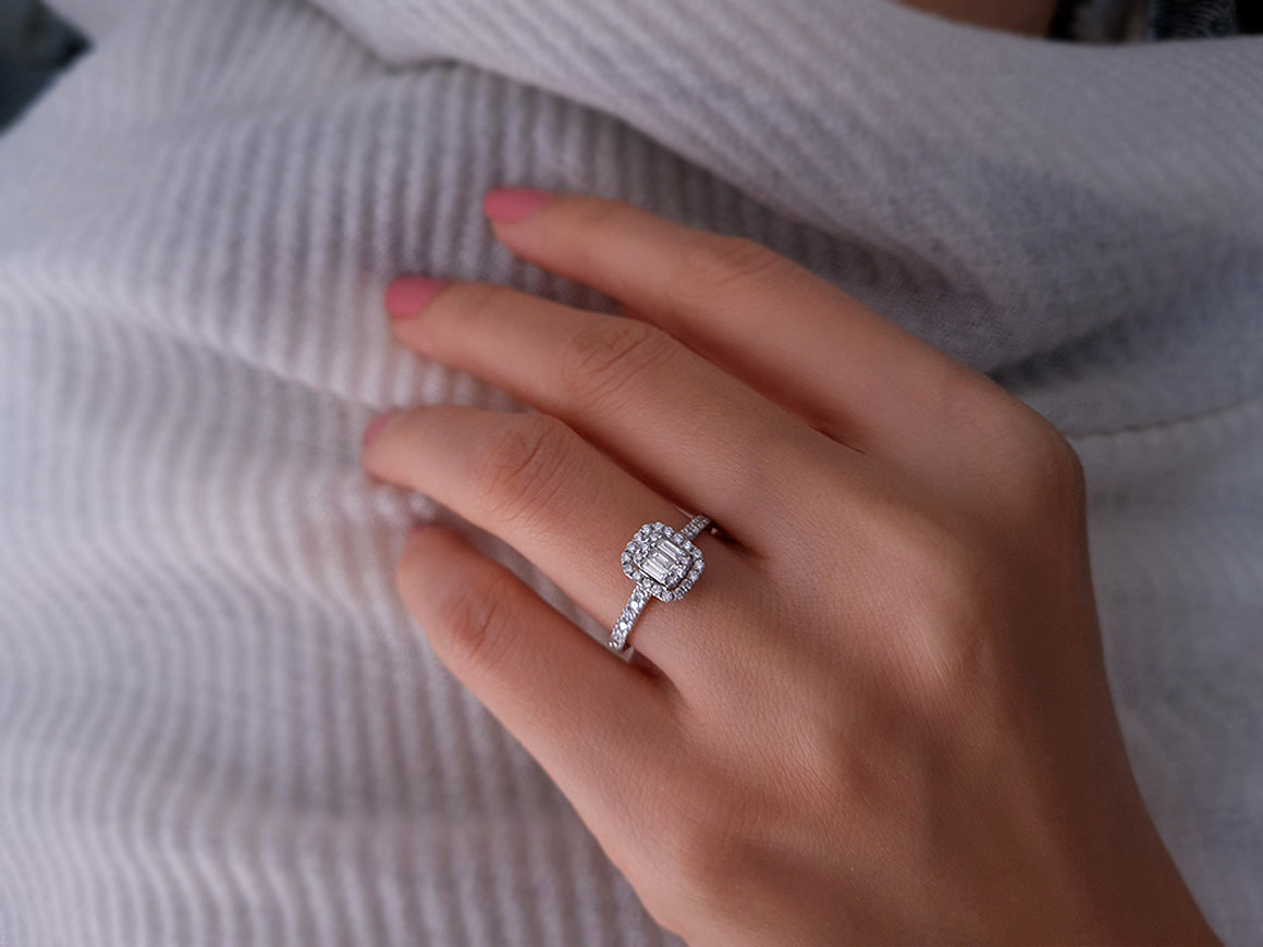 Bague en diamant baguette de 0,57 carat couleur F