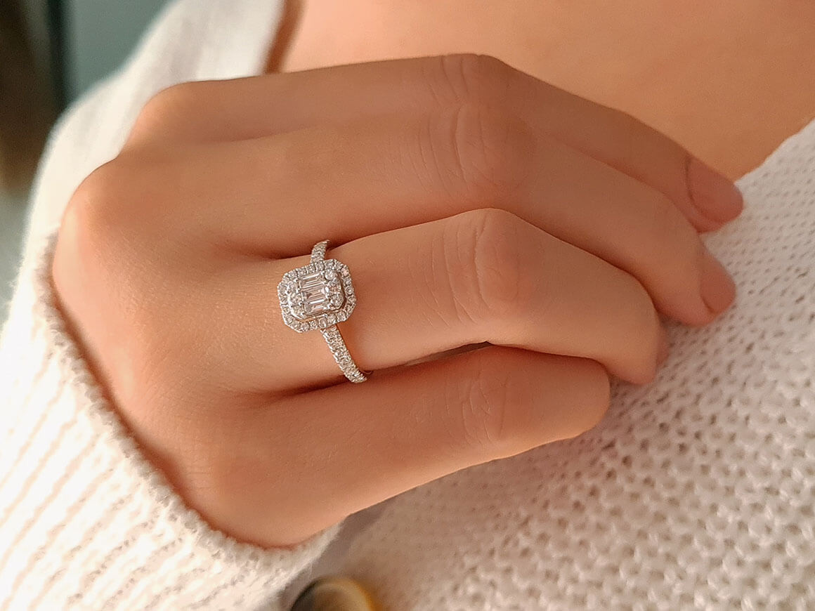 Bague en diamant baguette de 0,62 carat de couleur E
