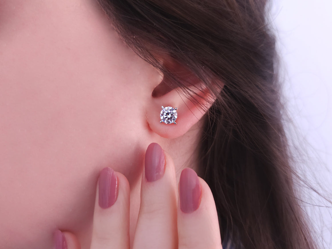 Große Solitär-Ohrringe mit weißem Topas – handgefertigter Diamantschmuck aus Feingold | Sirius Diamant