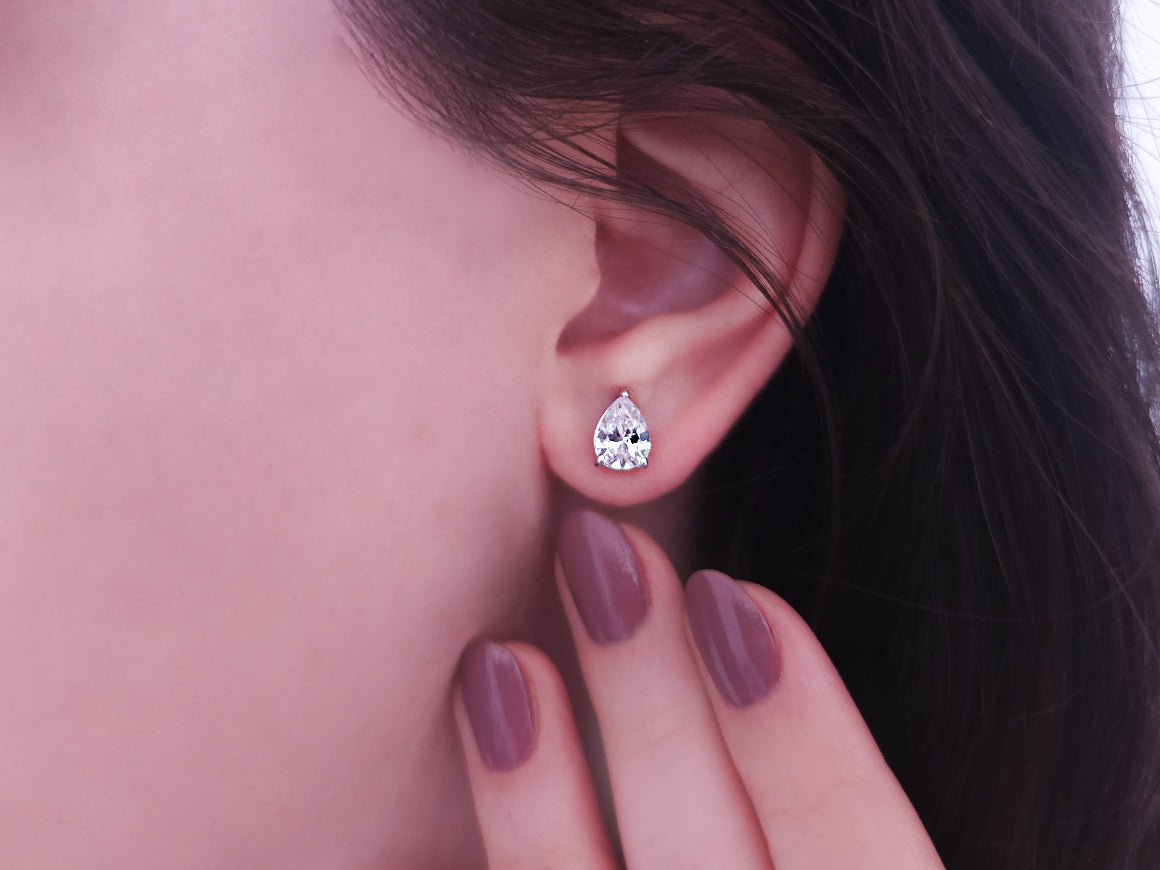 Gemma-Ohrringe mit weißen Topasen - handgefertigter Diamantschmuck aus Feingold | Sirius Diamant