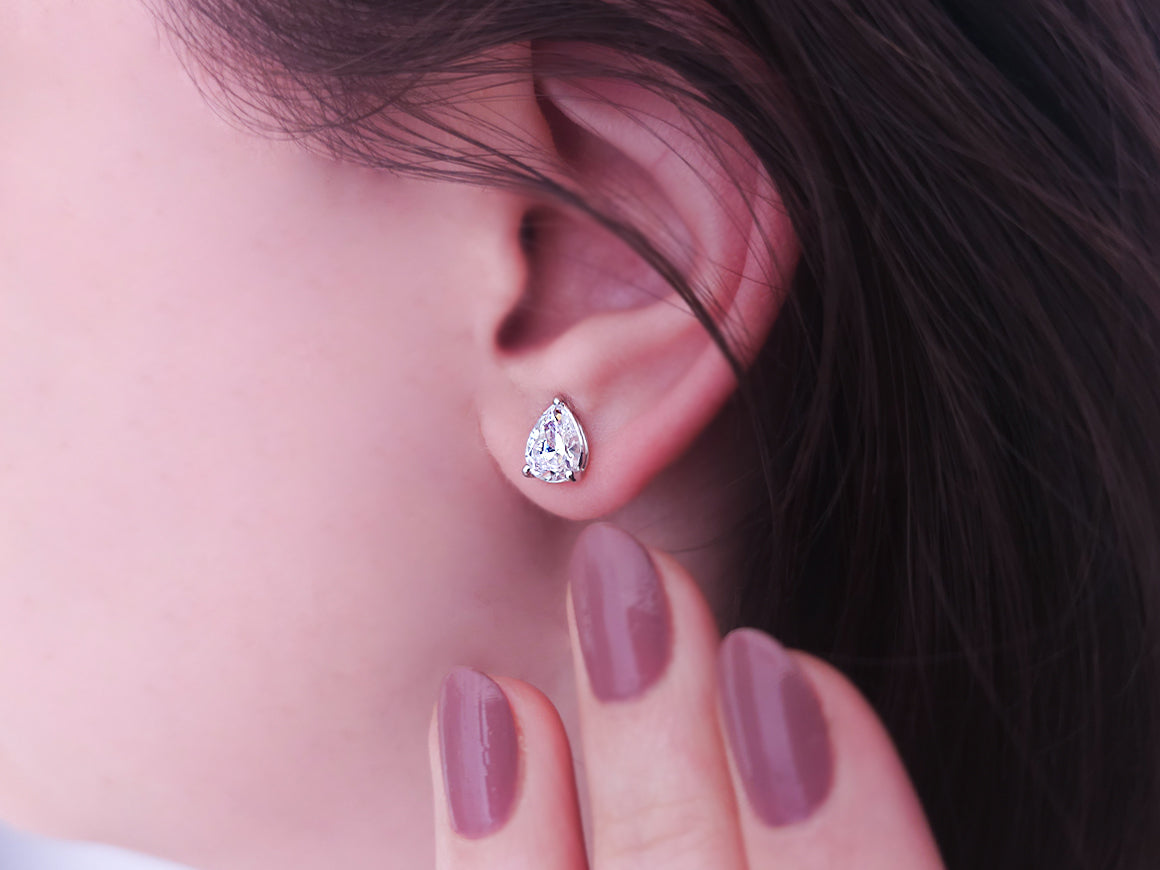 Gemma-Ohrringe mit weißen Topasen - handgefertigter Diamantschmuck aus Feingold | Sirius Diamant