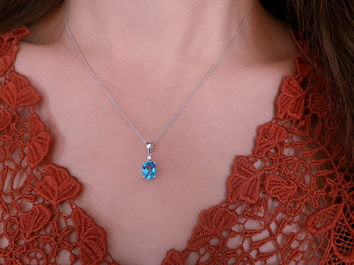 Collier en or blanc 333 8 carats avec diamants et topaze bleue ovale