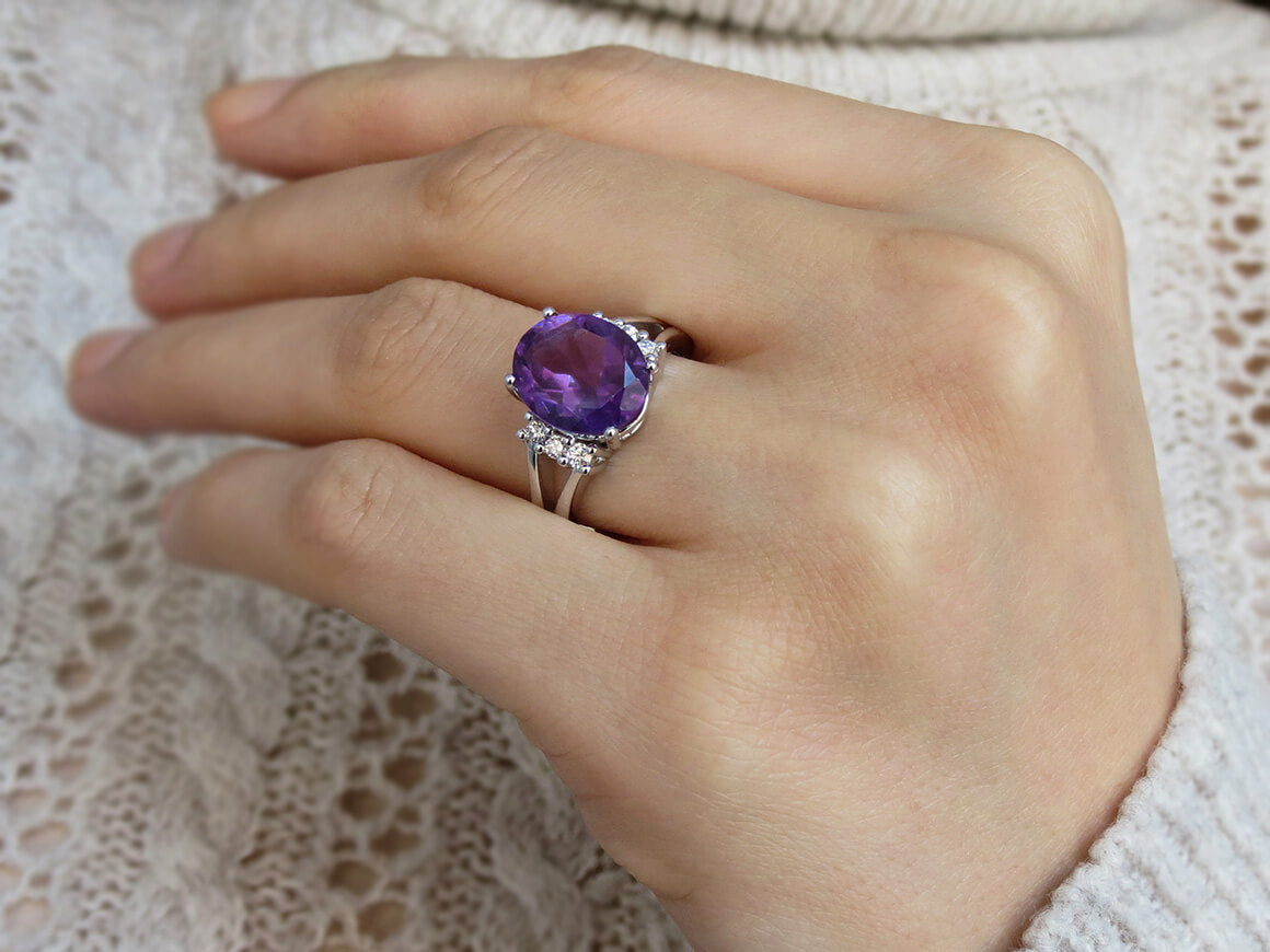 Diamond and oval amethyst ring in 14K white gold