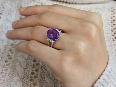 Diamond and oval amethyst ring in 14K white gold