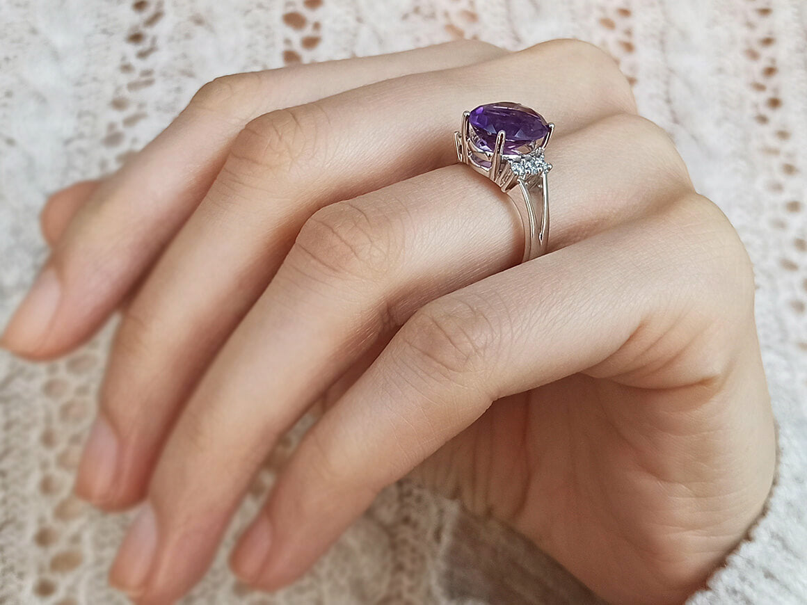 Diamond and oval amethyst ring in 14K white gold