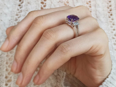 Diamond and oval amethyst ring in 14K white gold