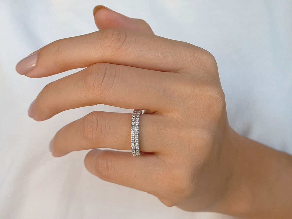 Alliance en or blanc 585 14 carats, composée de deux rangées de diamants de 0,79 carat, tout autour