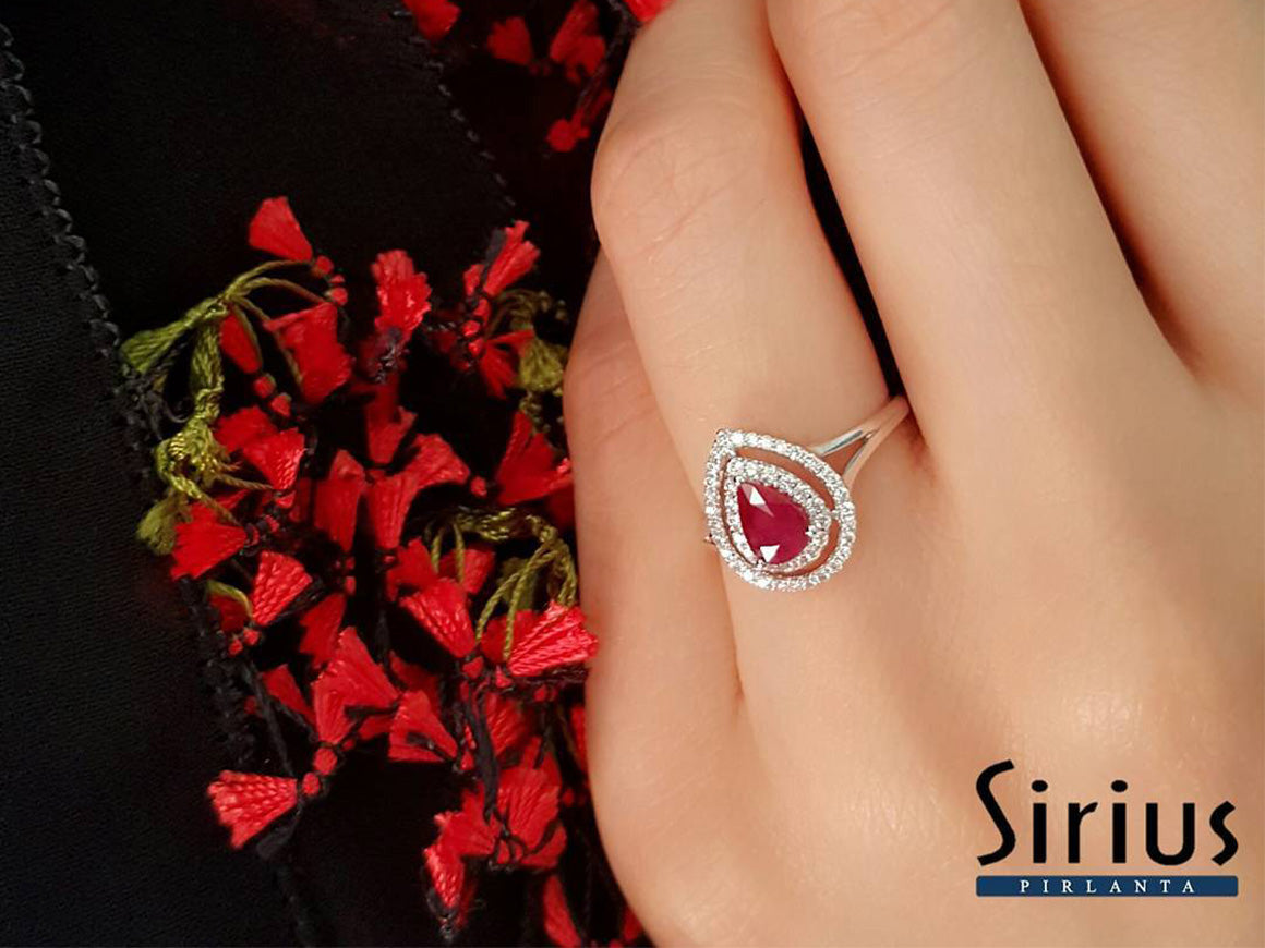 Bague à deux rangs de diamants et de rubis poire