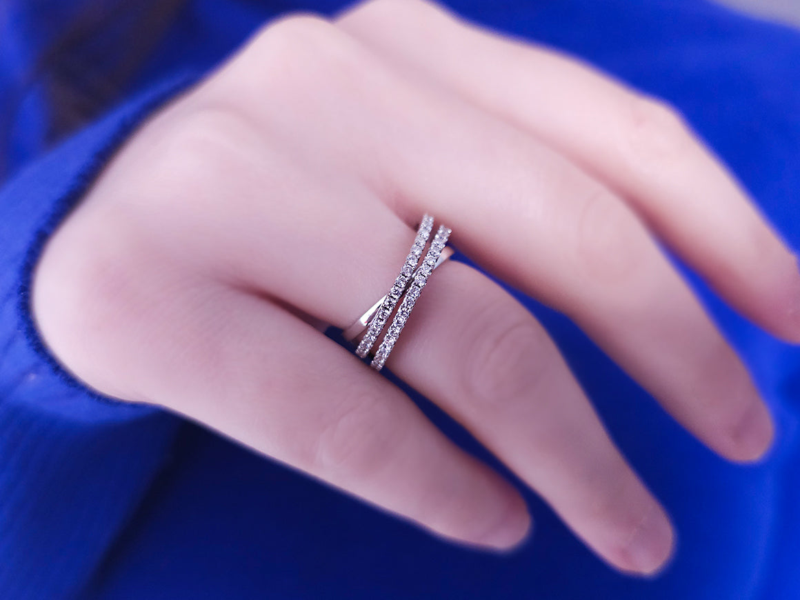 Alliance demi-ronde en or blanc 14 carats avec diamants à double rangée de 0,56 carat