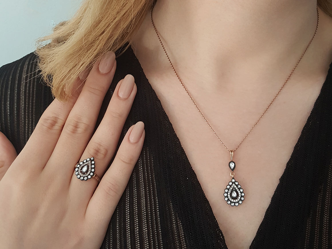Collier avec diamants en forme de poire et diamants