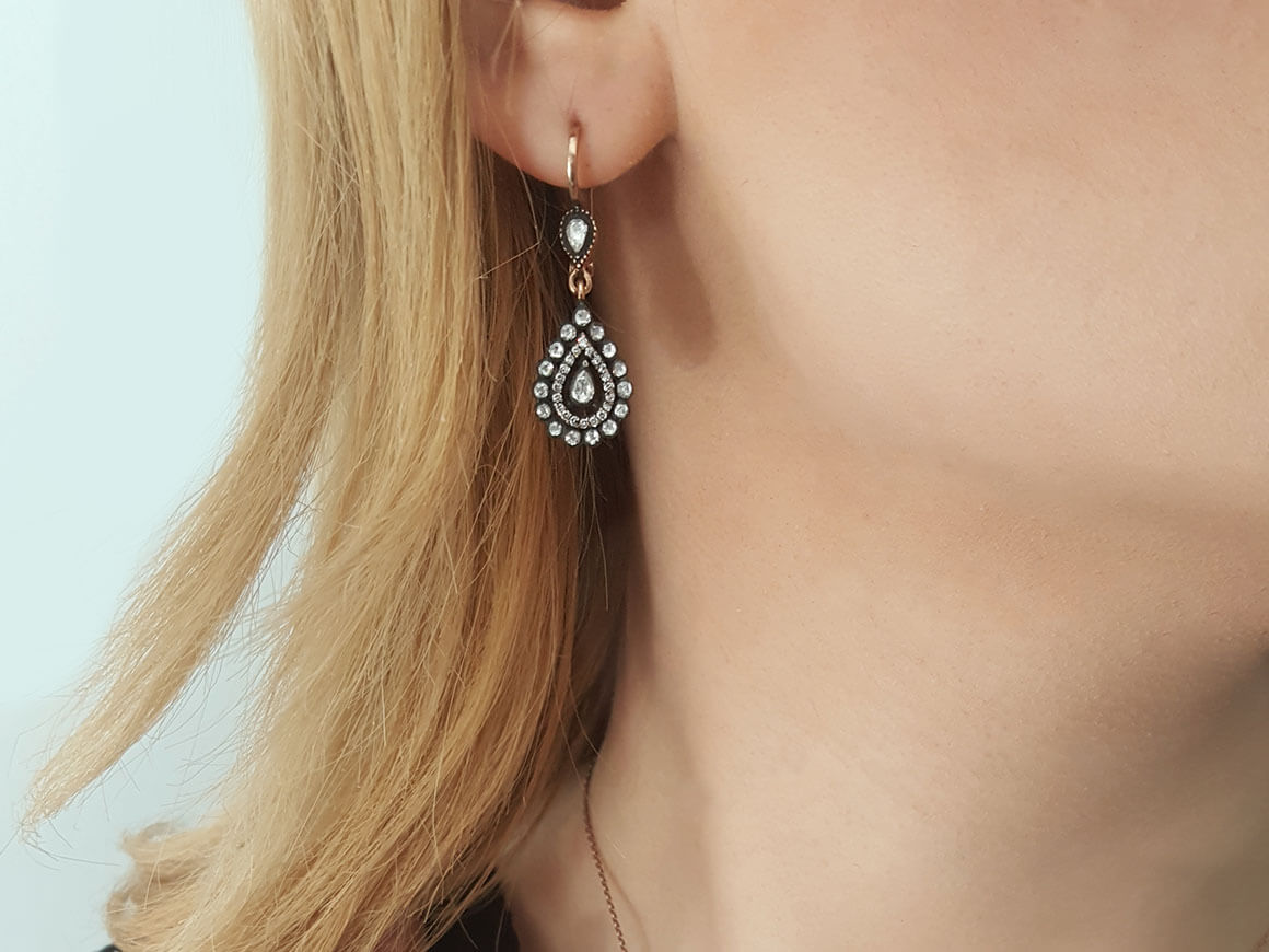 Drop-shaped diamond and diamond earrings