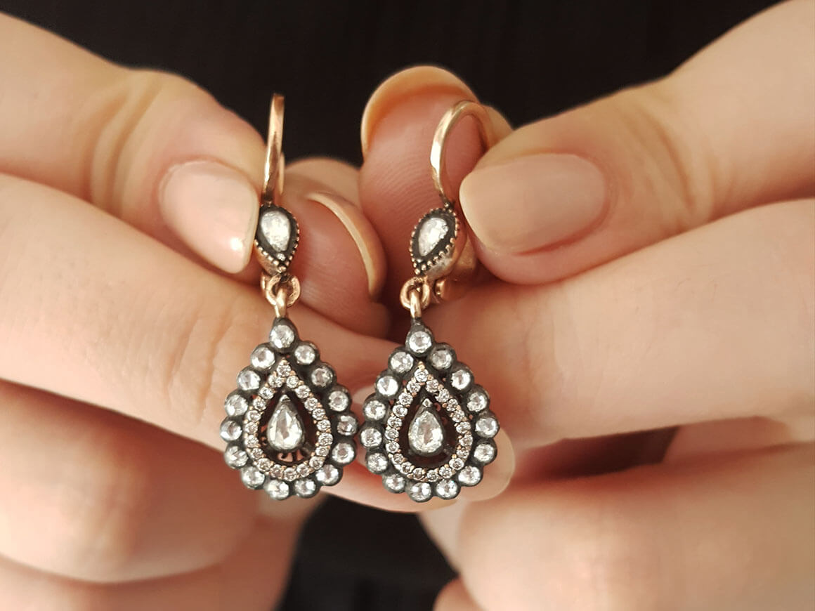 Ohrringe mit tropfenförmigen Diamanten und Diamanten - handgefertigter Diamantschmuck aus Feingold | Sirius Diamant