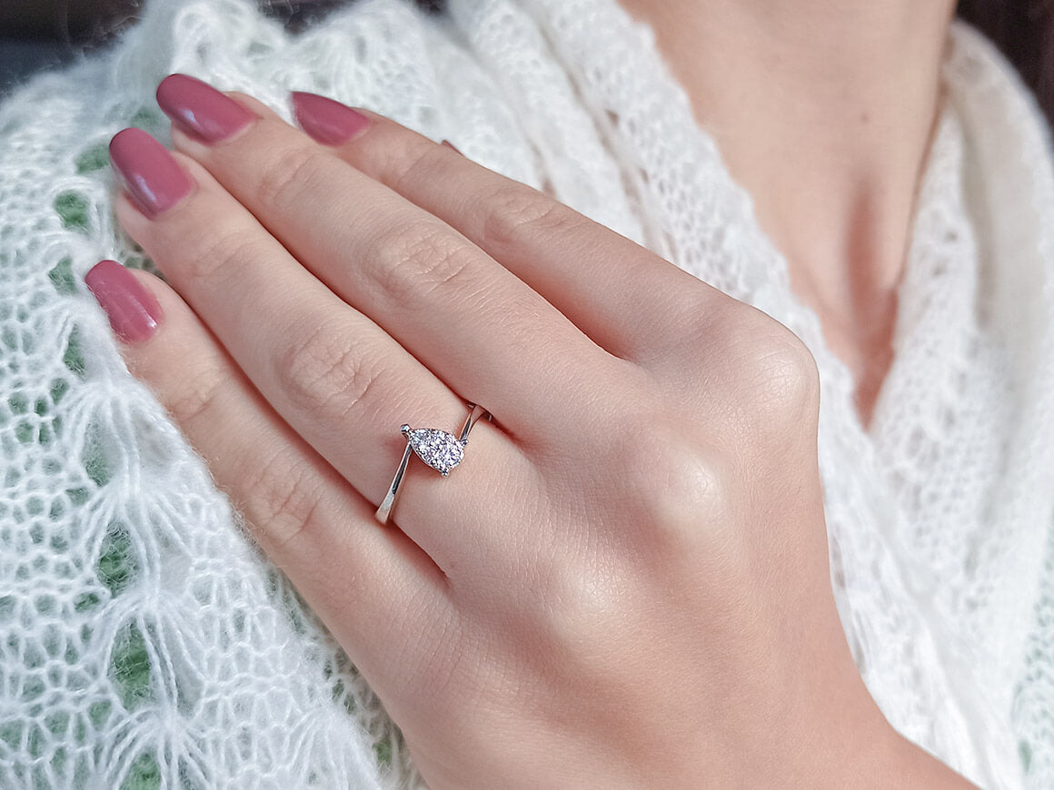 Bague solitaire effet diamant goutte de 0,35 carat