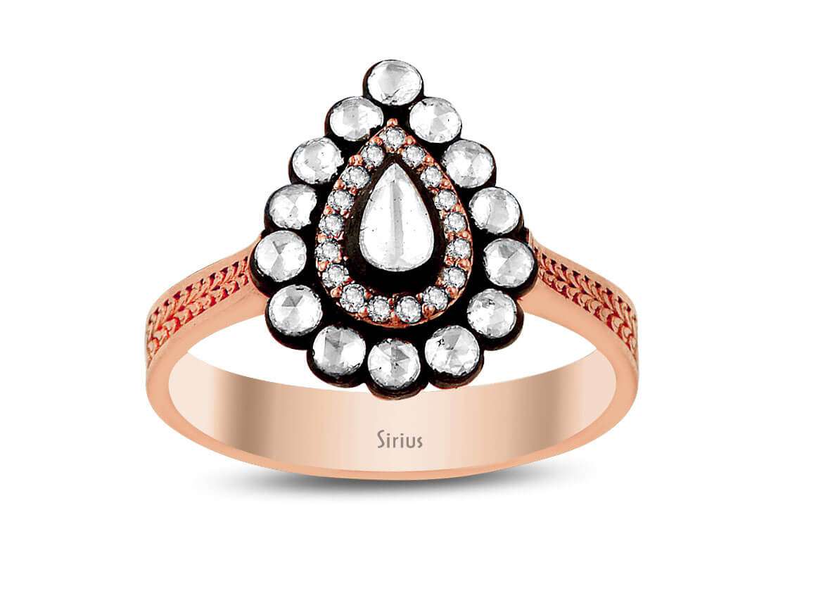 Ring mit tropfenförmigen und runden Diamanten - handgefertigter Diamantschmuck aus Feingold | Sirius Diamant