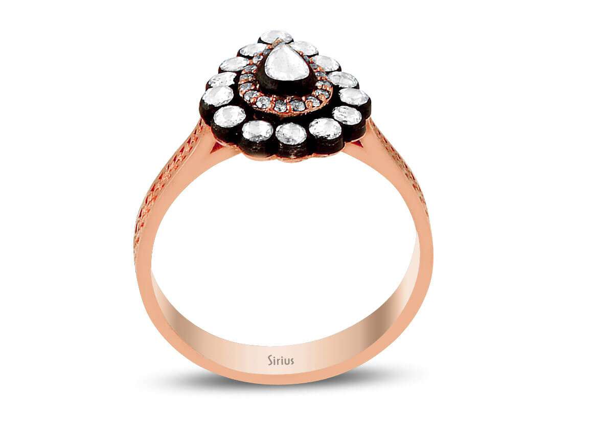Ring mit tropfenförmigen und runden Diamanten - handgefertigter Diamantschmuck aus Feingold | Sirius Diamant