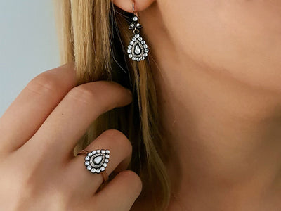 Ring with pear-shaped and round diamonds
