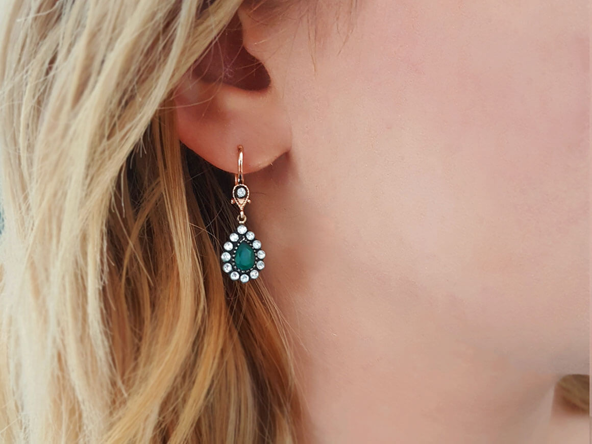 Diamond earrings with drop-shaped emeralds