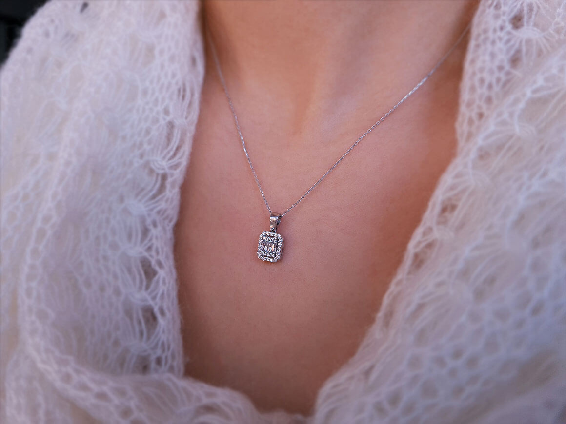 F color 0.26 carat baguette diamond necklace