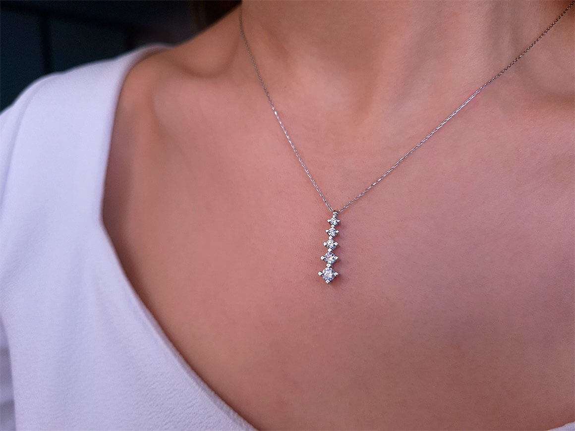 Diamant fünf Steine Collier - handgefertigter Diamantschmuck aus Feingold | Sirius Diamant