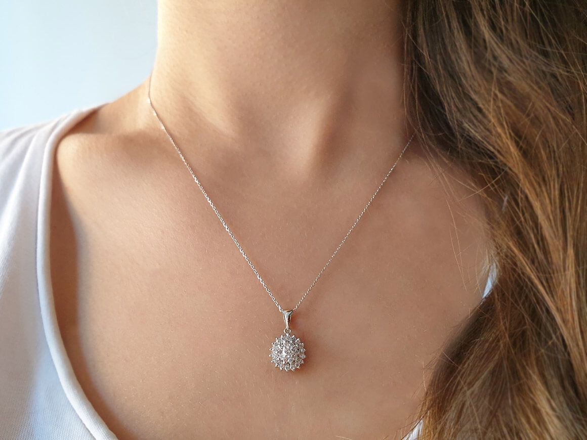 0,42 Gesamtkarat Diamant Gerbera Blume Collier in 585er 14 Karat Weißgold - handgefertigter Diamantschmuck aus Feingold | Sirius Diamant