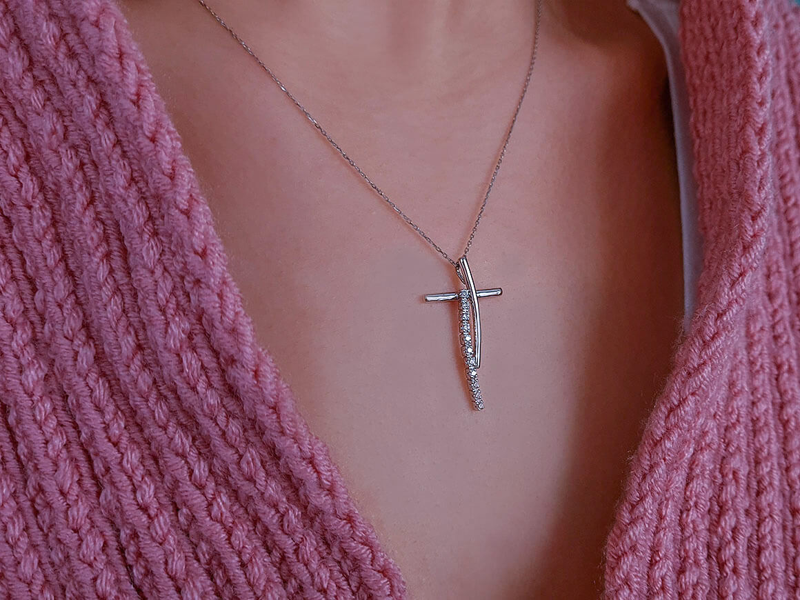 Diamant Kreuz Collier - handgefertigter Diamantschmuck aus Feingold | Sirius Diamant