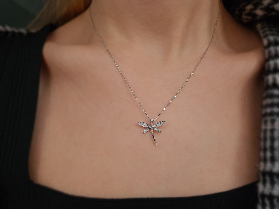 Diamant Libelle Collier in 333er 8 Karat Weißgold - handgefertigter Diamantschmuck aus Feingold | Sirius Diamant