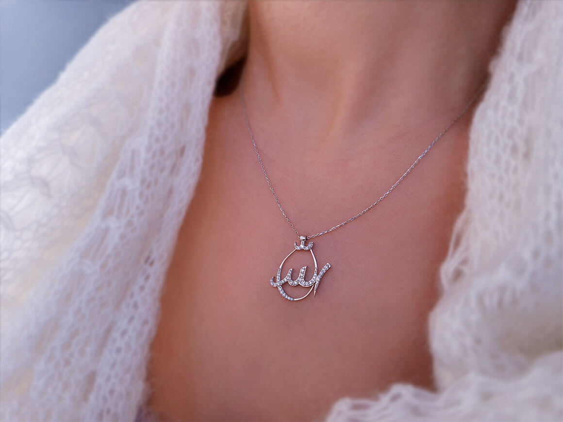 Collier en or blanc 14 carats 585 avec inscription « Allah » et diamant de 0,22 carat couleur G