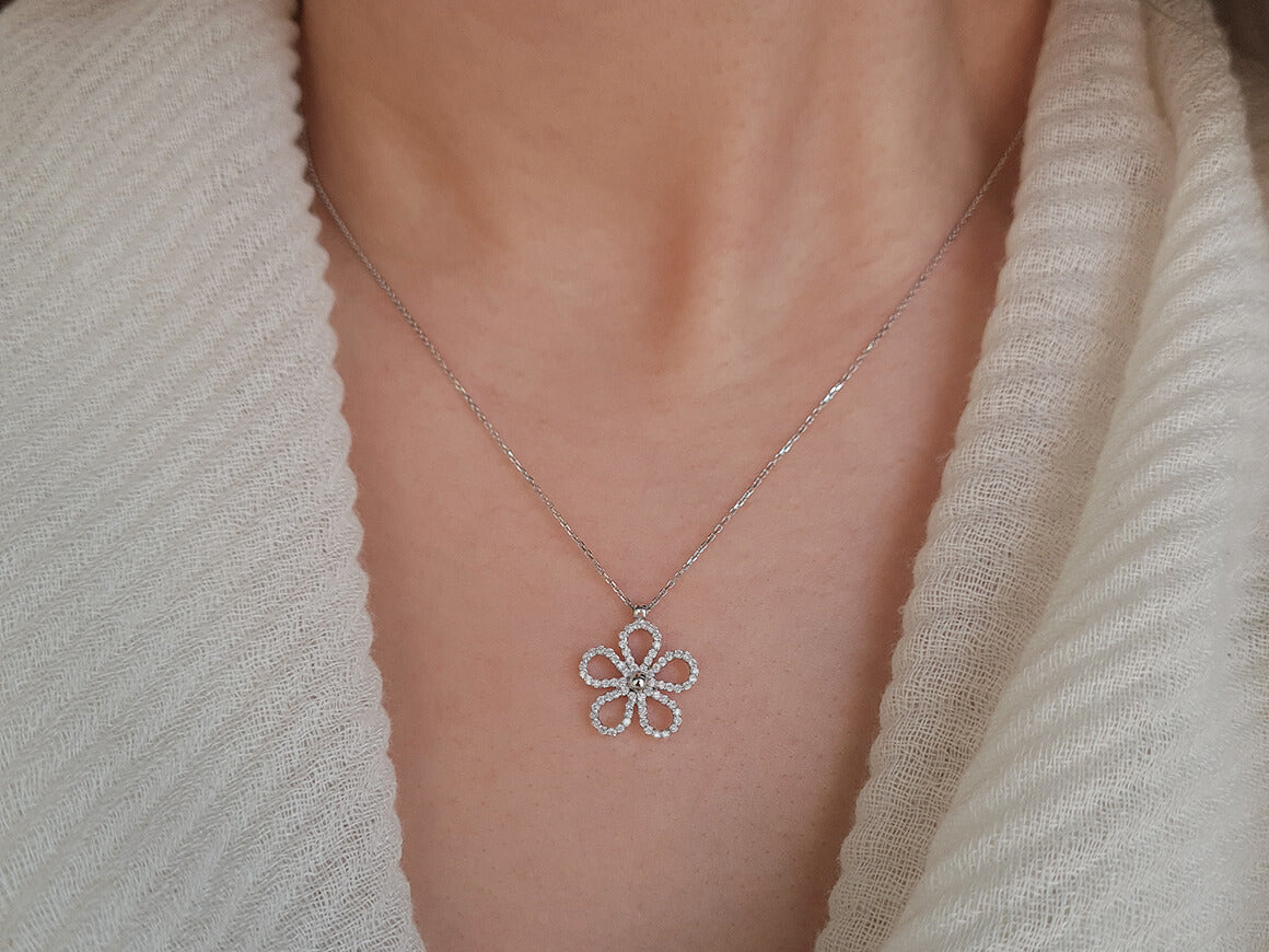 Diamant Blume Collier in 18 K - handgefertigter Diamantschmuck aus Feingold | Sirius Diamant