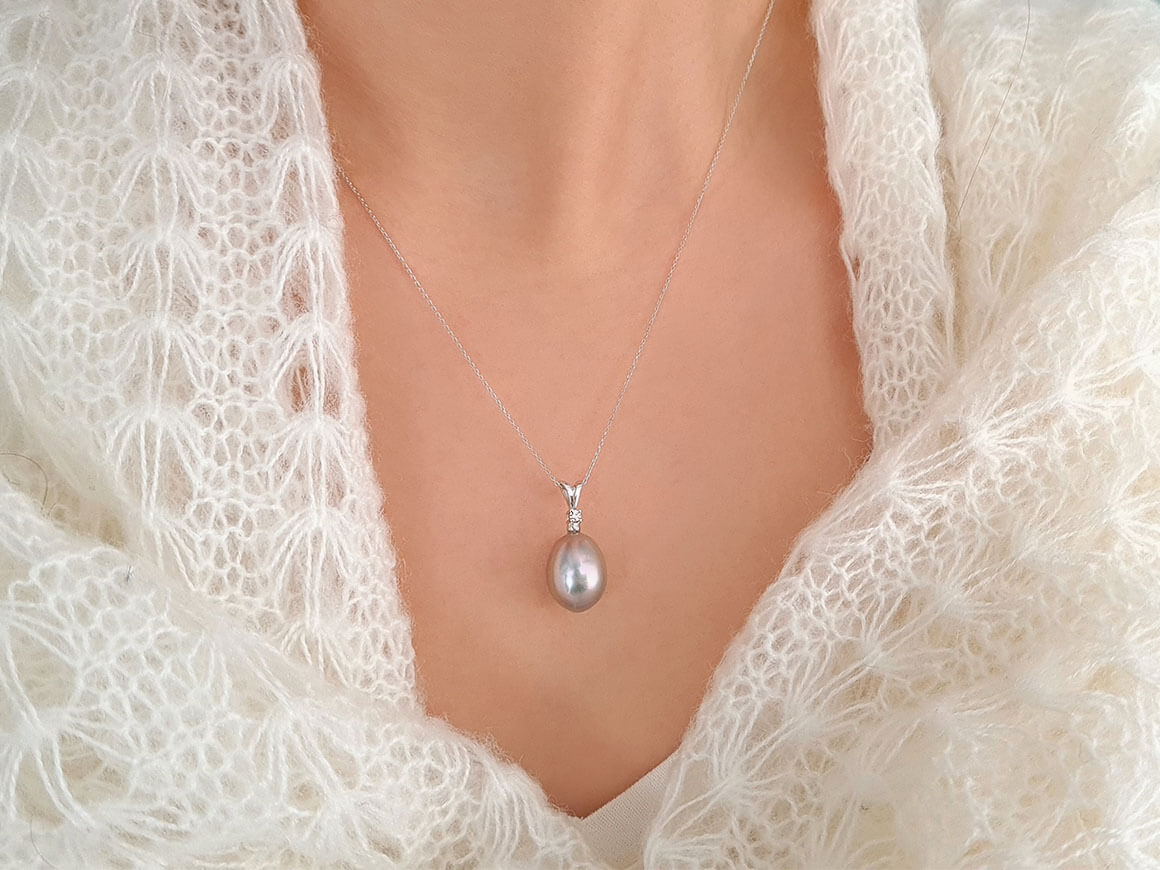 Diamond and drop cut grey pearl necklace in 14 carat white gold
