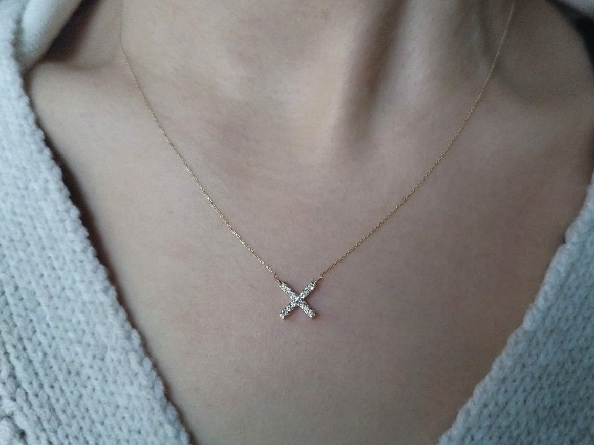Collier croix en diamant de 0,10 carat en or blanc 14 carats