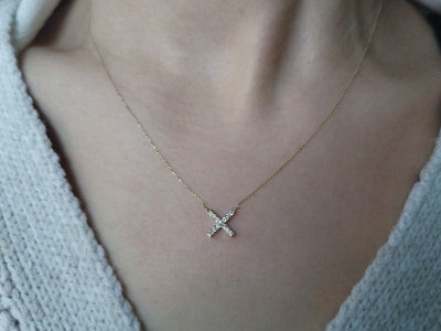 Collier croix en diamant de 0,10 carat en or blanc 14 carats