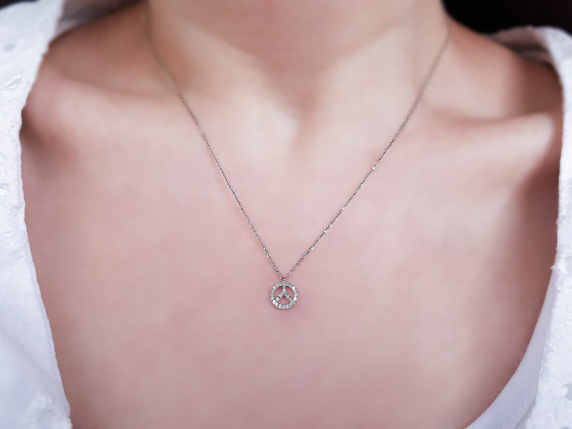 Diamant Friedensmotiv Collier in 8 K Weißgold - handgefertigter Diamantschmuck aus Feingold | Sirius Diamant