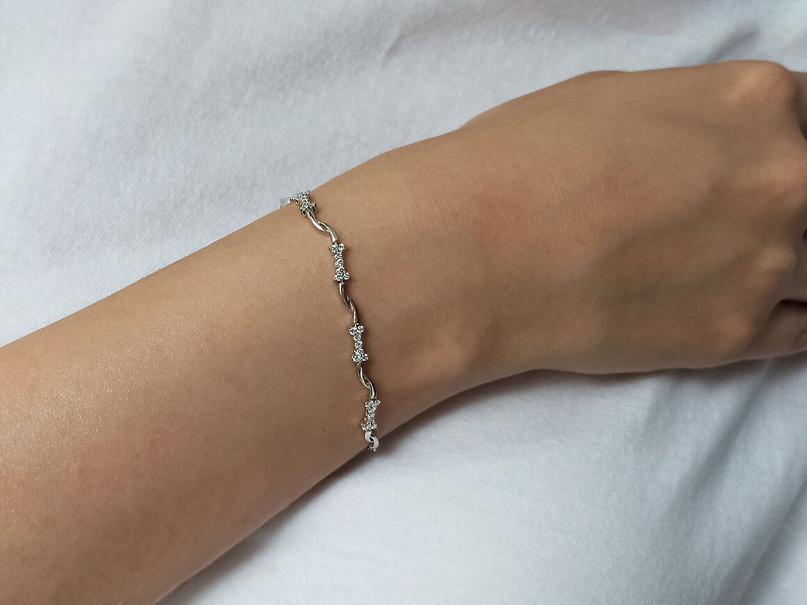 F color 0.37 carat diamond heart bracelet in 585 14 carat white gold