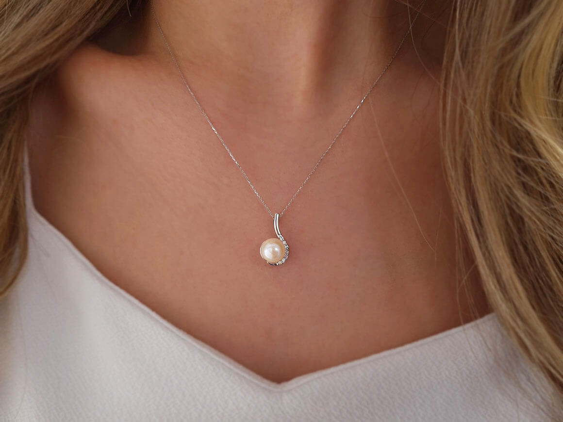 Diamond and pearl necklace in 14 carat white gold